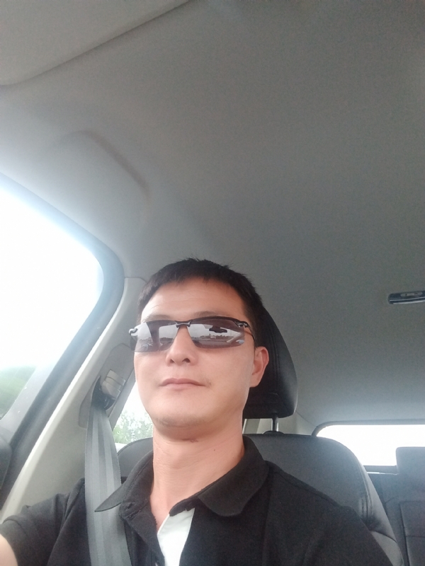 孤独的男人的第一张照片--赣州相亲服务中心