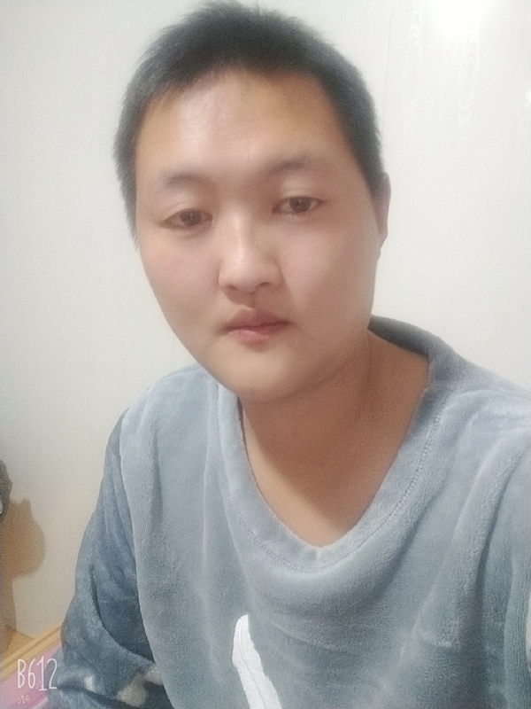 烟圈里透着伤的第一张照片--赣州相亲服务中心
