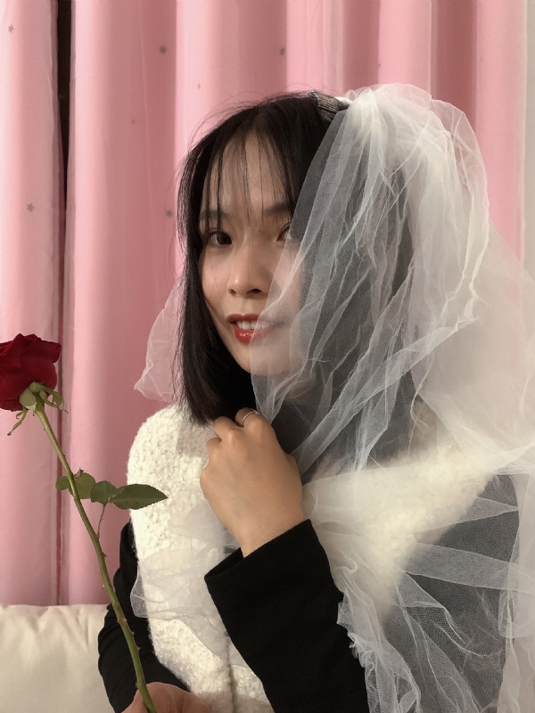 持紫菜包饭的女孩的第一张照片--赣州相亲服务中心