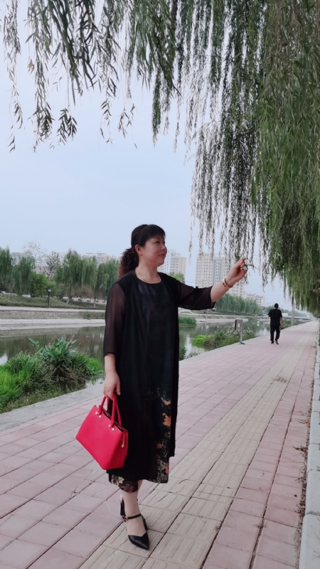 周本玲的第一张照片--赣州相亲服务中心