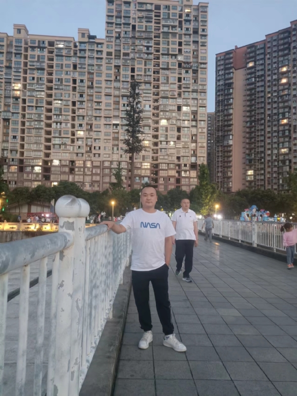 寂寞的男人的第一张照片--赣州相亲服务中心